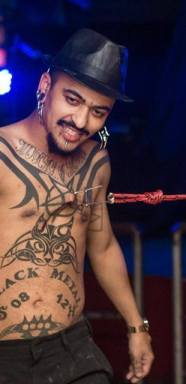 Arthur Gomes, body piercing no  Beagá Ink Tattoo.